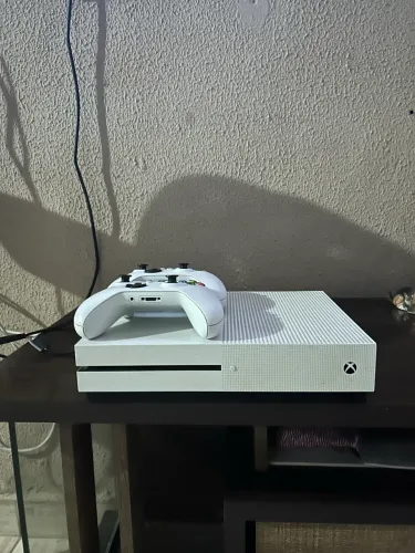 ? Xbox One S 1TB à Venda - Excelente Estado! ?