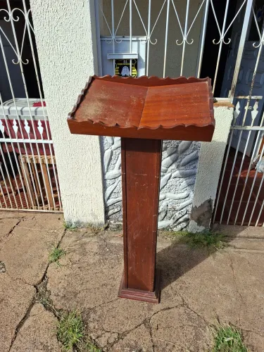 Púlpito para bíblia.