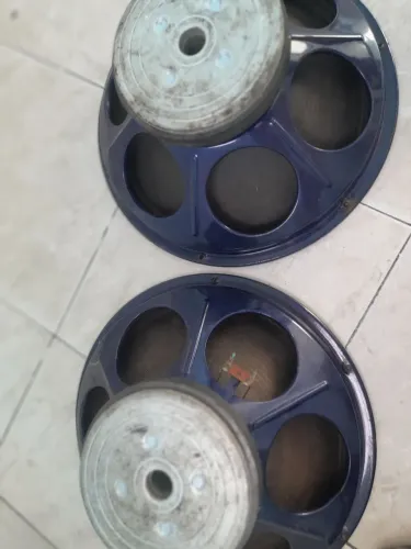 Um par de alto-falantes de 15 polegadas 