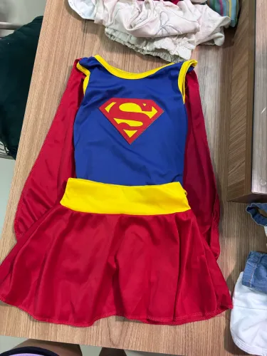 Fantasia Super Girl tamanho P ( veste até dois anos ) 