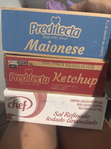 Vendo caixa de katchup , maionese e sal predilecta