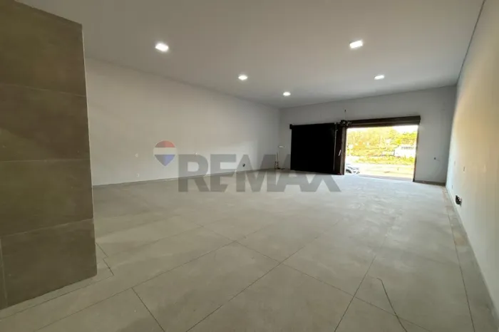 Imóvel Comercial Estratégico para Investimento em Avenida de Alta Visibilidade