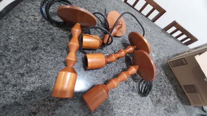 3 Luminárias de madeira 