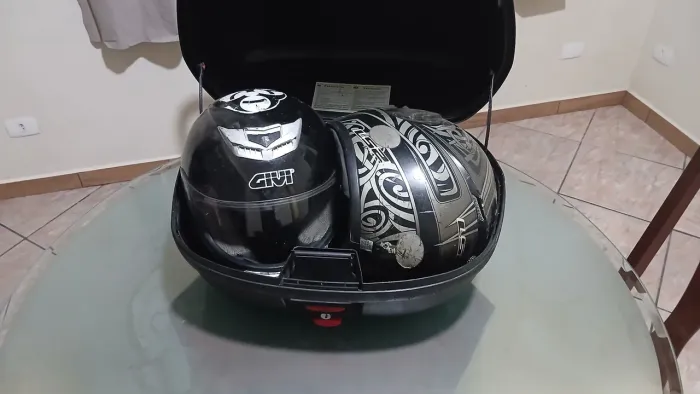 PROMOÇÃO Bau Givi 47 Litros + 2 Capacetes