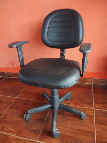 Cadeira giratória em courino em perfeito estado sobe e desce tudo certo