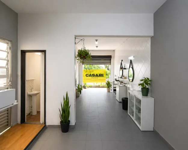 Imóvel Comercial com 2 Salões Alugados e Residência Ideal para Renda ou Incorporação