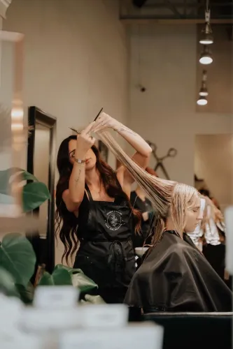 Vaga de emprego para cabeleireira(o) em salão de beleza