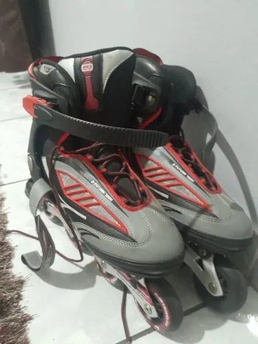 PATINS IN LINE FUTURE 7000 Nro 40. SUPER NOVO COM ACESSÓRIOS SEGURANÇA- 250,00
