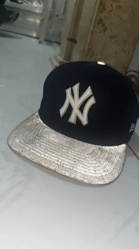 BONÉ FITÃO ABA RETA REFLETIVO NEW ERA NY YANKEES