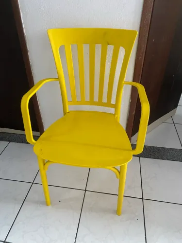 Poltrona plástica resistente e moderna