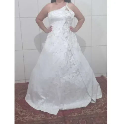 Vestido de noiva com predaria e saia de 2 metro