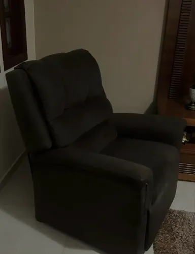 Poltrona reclinável em suede