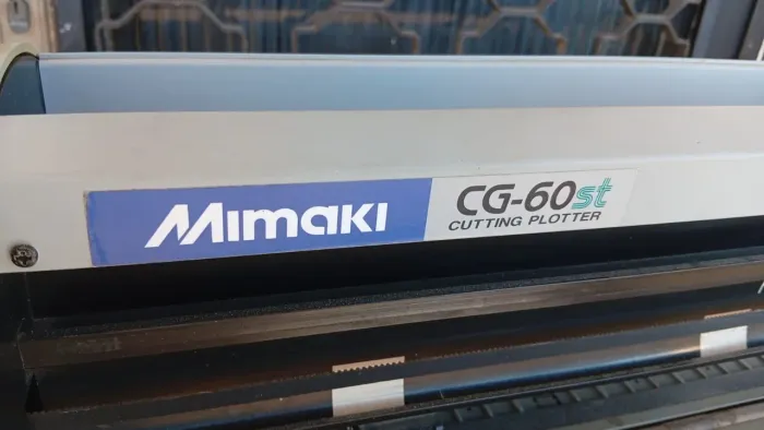 Máquina plotter de corte de adesivos.