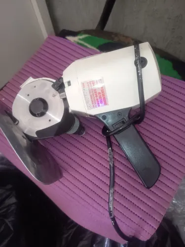 Vendo uma máquina de cortar tecido singer 220 wolts