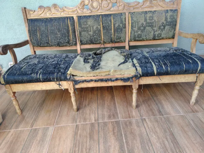 Vendo sofá colonial  3 lugares. Raridade.