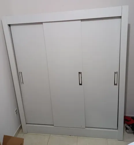 (Oportunidade) Guarda-Roupa 3 portas de Correr - Espaçoso