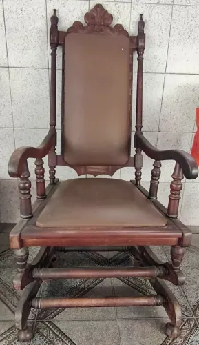 Cadeira de Balanço em Madeira Trabalhada Estilo Clássico