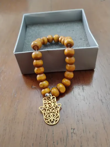 Pulseira bolinha bege mão de fã vazada dourada feminjna