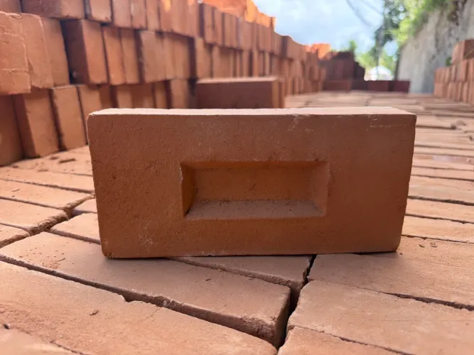 Tijolos de Primeira 8 furos e Maciço