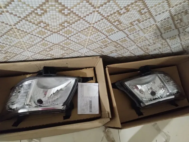 Faróis do carro Hilux ano 2013 Toyota