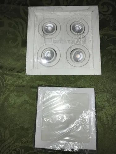Duas luminarias embutidas de teto