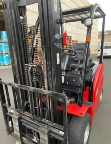 EMPILHADEIRA ELETRICA 2.5 TON