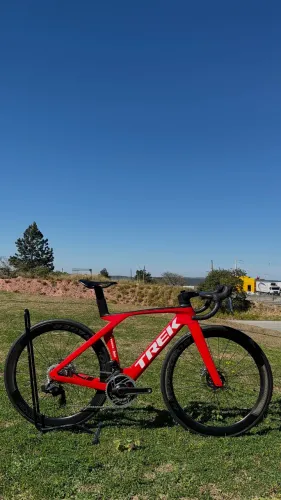 TREK MADONE SLR - 52 - SRAM RED AXS 24V - POTÊNCIA QUARQ - RODAS BONTRAGER AEOLUS RSL