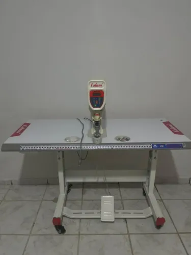 Máquina de pregar botão 