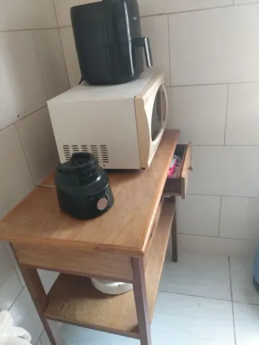 Vendo mesinha de madeira apropriada para cozinha ou sala