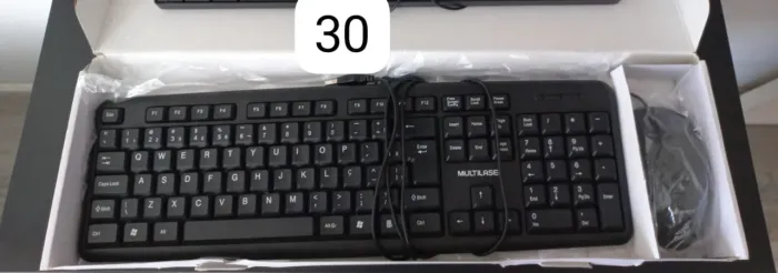 TECLADOS USADOS FUNCIONANDO NORMALMENTE **APENAS 1 ESTÁ COMPLETO**