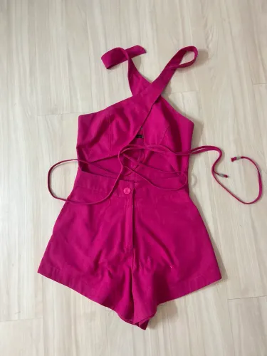 Macaquinho Afghan Pink com Amarração na Cintura Tam. M