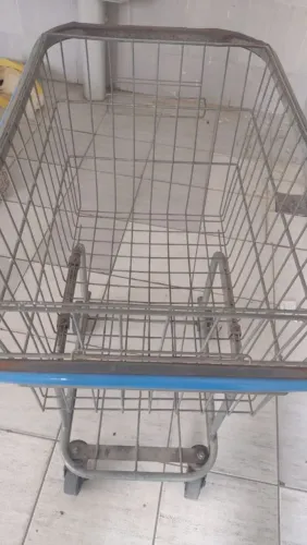Vendo um carrinho de ferro com rodas perfeito estado