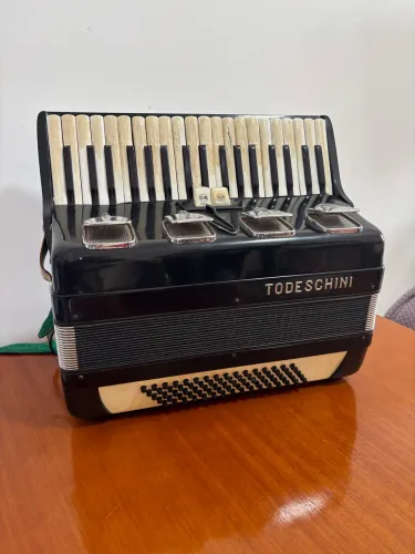 Acordeon Todeschini 80 Baixos - Clássico e Potente