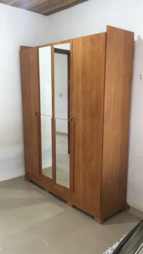 Vendo guarda roupa 4 portas em ótimo estado, entrega grátis!