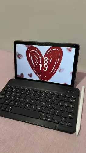 Tablet acompanhado da capinha, teclado e caneta 