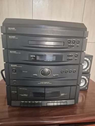 Aparelho de som. Disco, CD, toca fitas e rádio 
