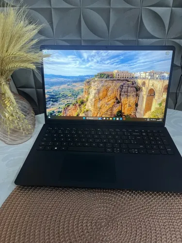Vendo Notebook Dell i5-1235U 8GB Ram SSD NVMe 256 GB Placa:Intel(R) UHD Graphics 4 GB