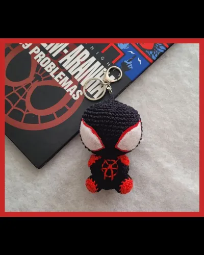 Chaveiro homem aranha. Em amigurumi 