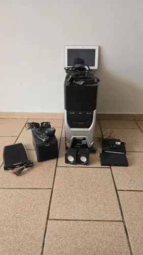 PC e tablet e caixas de som