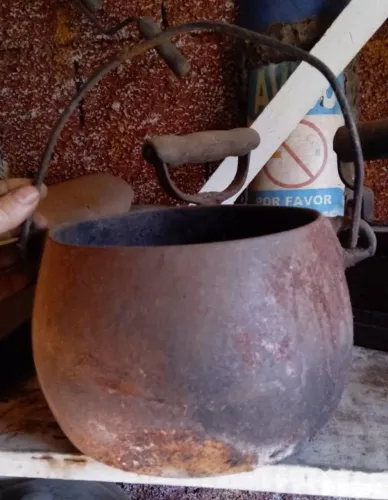 Caldeirão de ferro antigo