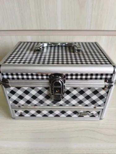 Maleta Frasqueira Valise Necessaire em Metal Bolsa ótima e linda Usada em bom estado.