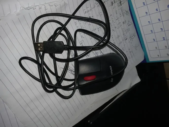 mouse com fio preto da marca Lenovo, modelo MO28UOL