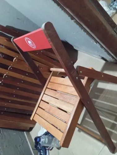 Cadeira dobrável de madeira 