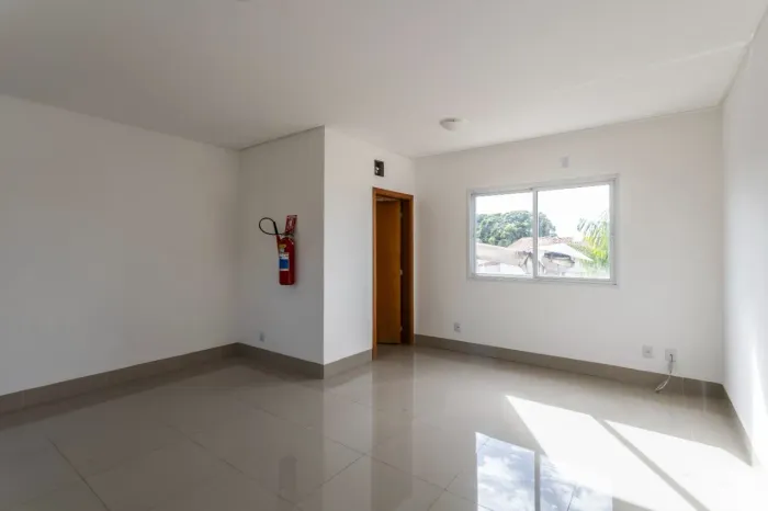 Sala superior para locação com área total de 26,60 m², Jardim Atlântico.