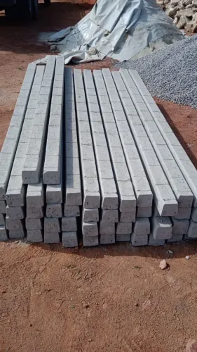 Vendo 48 mourões de concreto para cerca 2.5 metros novos, sem uso.