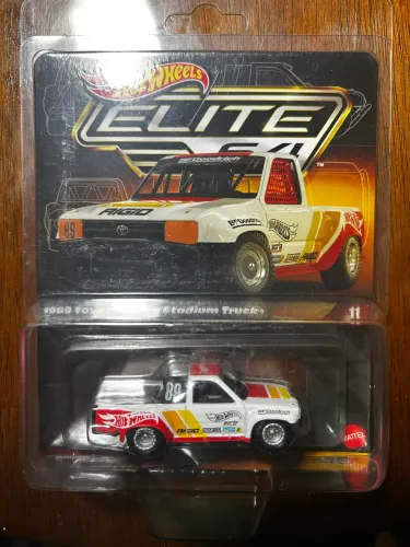 Hot Wheels Elite 64 Toyota Hilux 1989