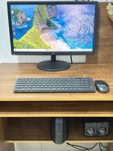 Vendo computador completo, cadeira e mesa incluso.