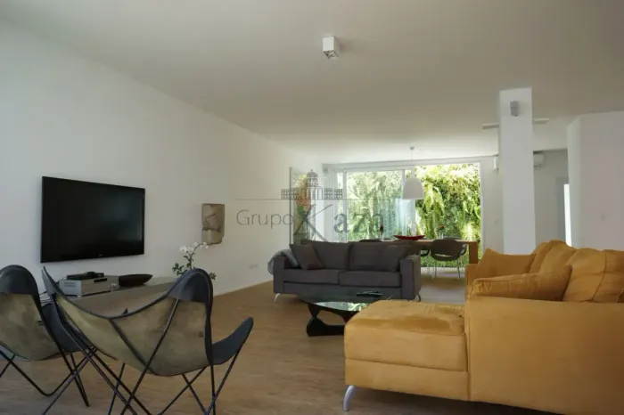 Casa Padrão - Alto de Pinheiros - 3 Dormitórios - 255m².