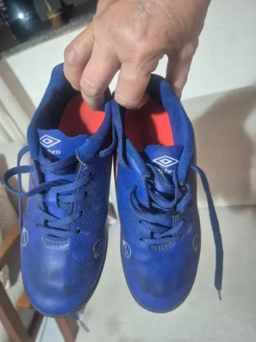Chuteira infantil UMBRO, número 33, cor azul, pouco usada, em bom estado de conservação.