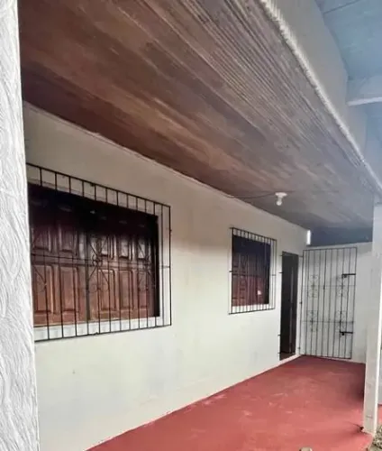 Vende-se casa no jurunas próximo do porto do açaí 